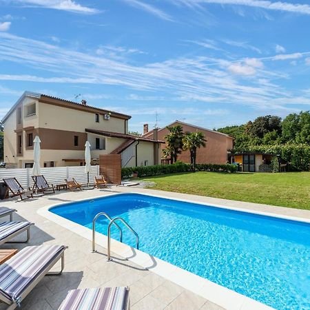 App Sandro With Common Pool Porec Ngoại thất bức ảnh