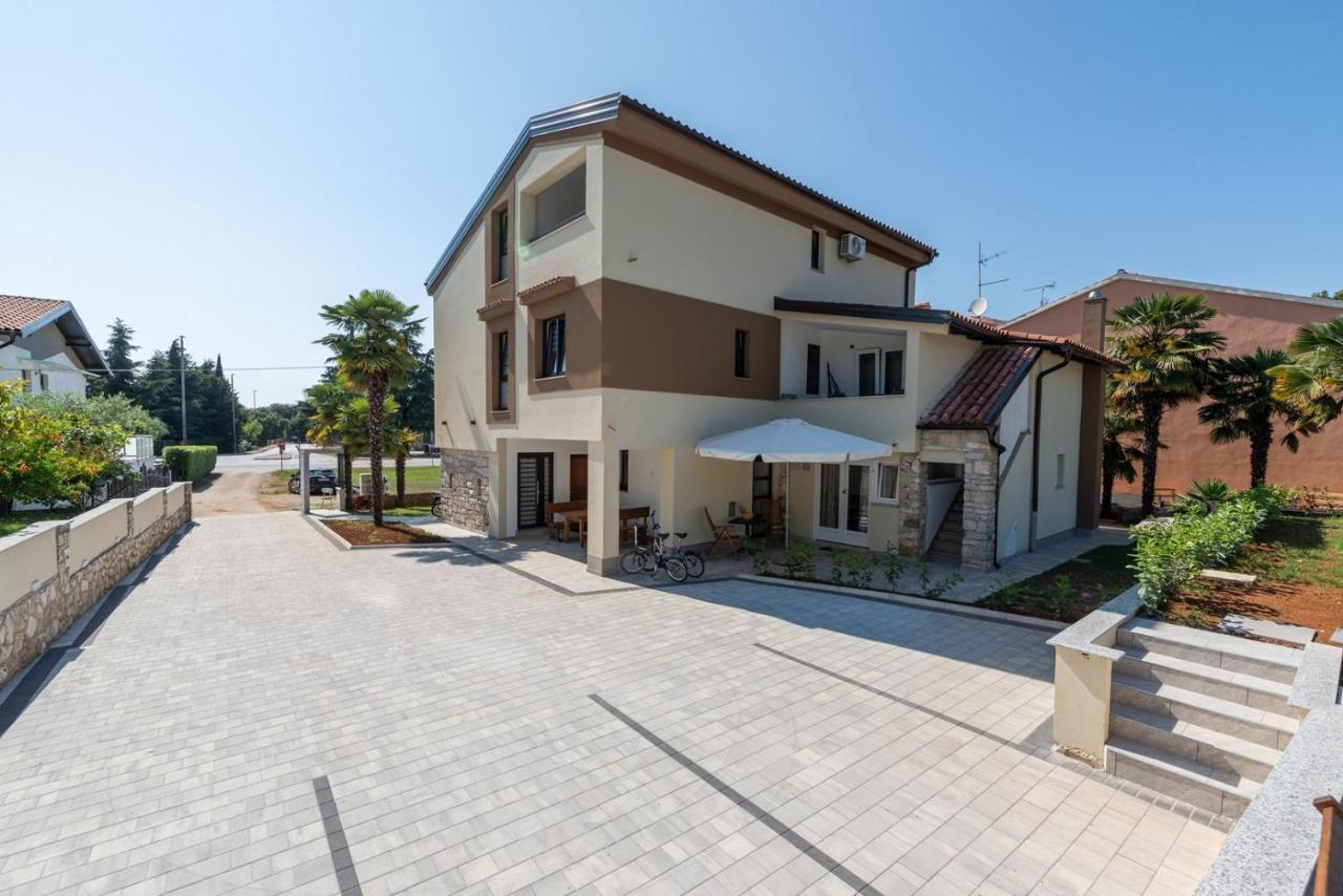 App Sandro With Common Pool Porec Ngoại thất bức ảnh