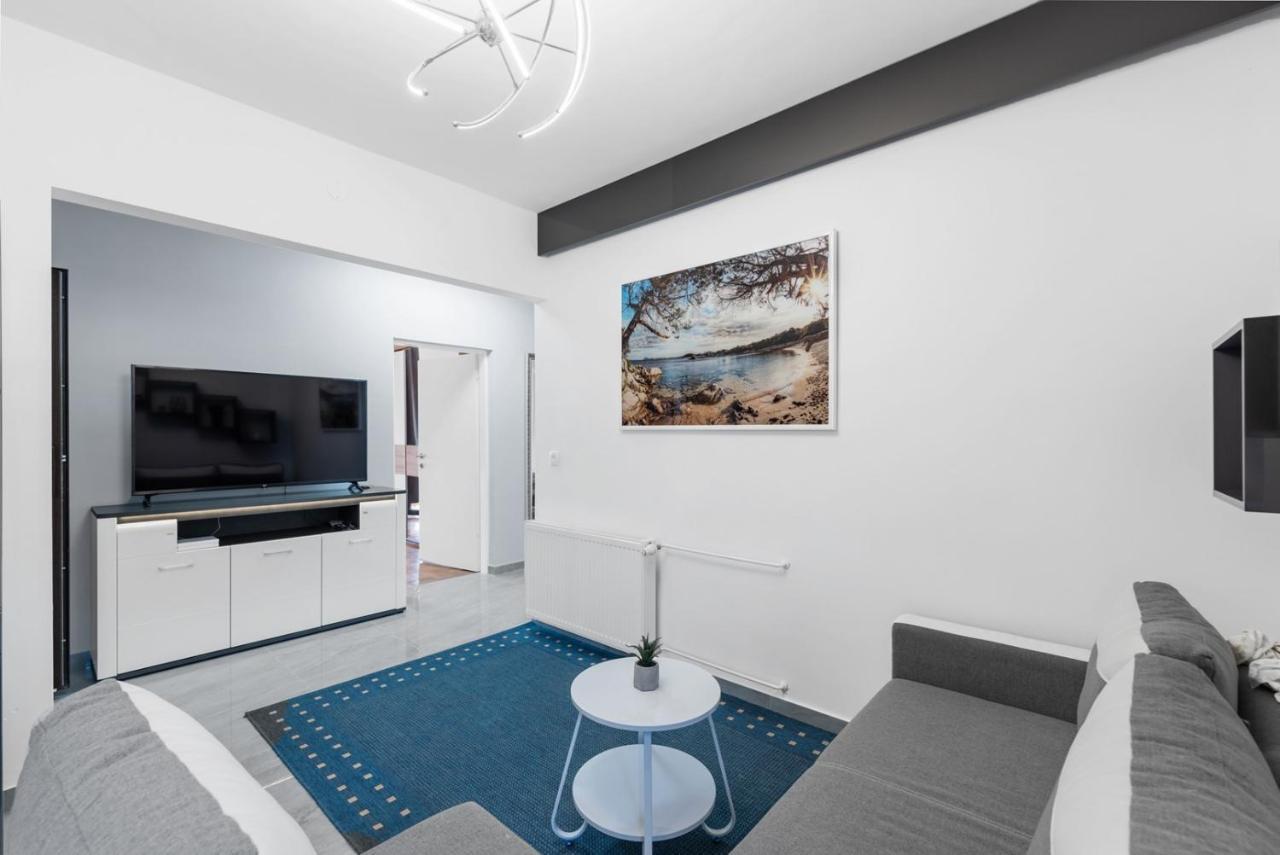 App Sandro With Common Pool Porec Ngoại thất bức ảnh