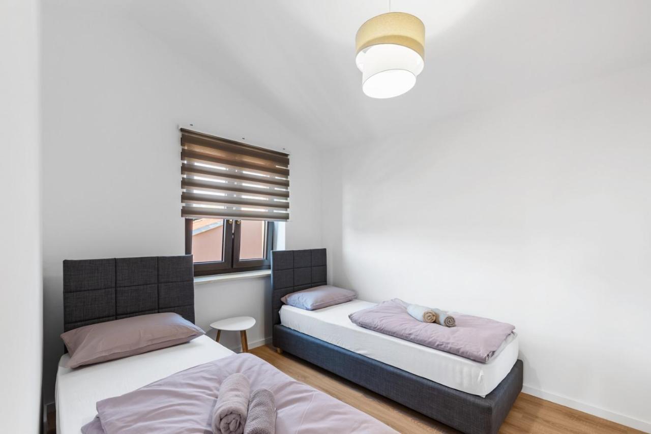 App Sandro With Common Pool Porec Ngoại thất bức ảnh